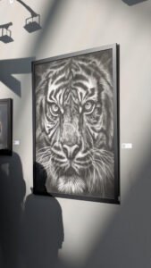 dessin au fusain de tigre hyperréalisme vue depuis le grand palais paris