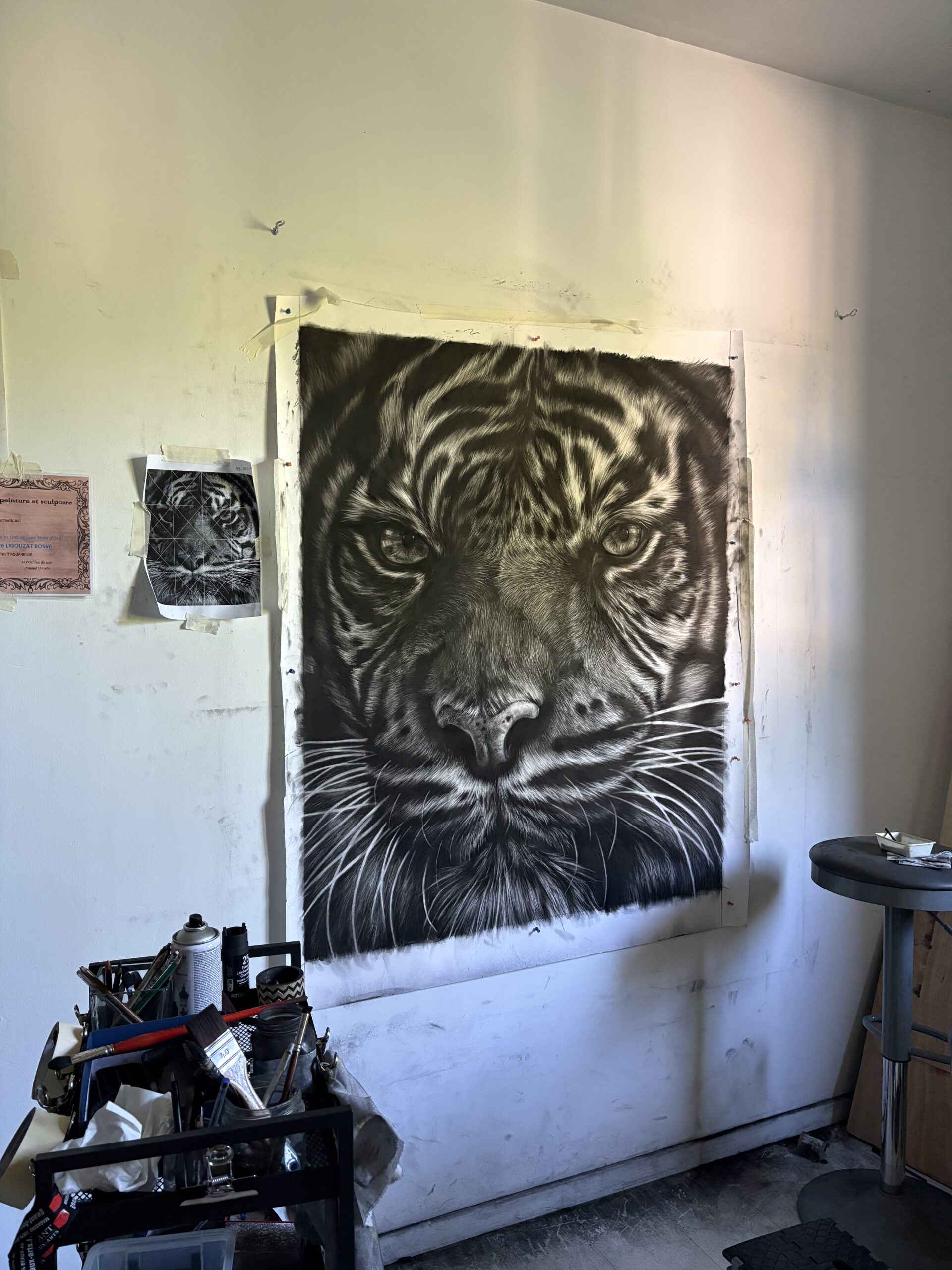 Présence dessin au fusain de tigre vue d'atelier