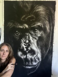 dessin au fusain hyperréalisme gorille vue d'atelier